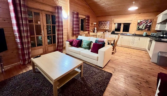 Tufty Lodge on the side of Lake Pochard