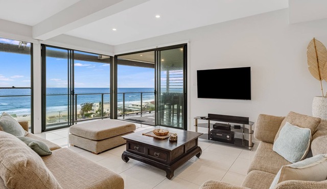 Tugun Hideaway - Modern, pet friendly beach house - Min. 3 Night Stays!