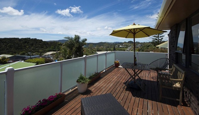 Tui's Retreat - Cable Bay Bach