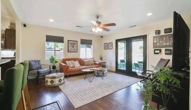Tulare Vintage Soul House: Pet Friendly, Gym, Bar+