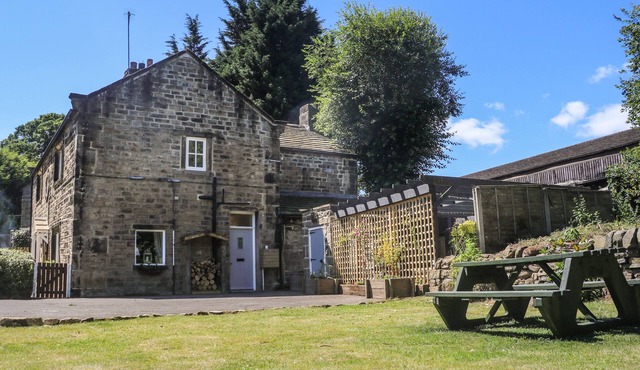 TULIP COTTAGE, pet friendly, character holiday cottage in Baildon