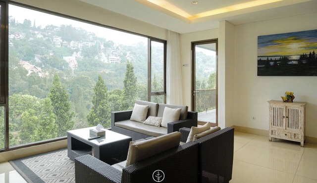 Tulip Hill View 6BR Villa with pool and movie room