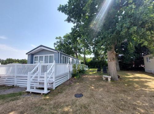 Tulip Lodge at Oakdene - Passes included free!