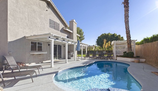 "Tulip Play House"5 Bedrooms 3.5 bath Pool & Spa w/Built in BBQ, big side yard