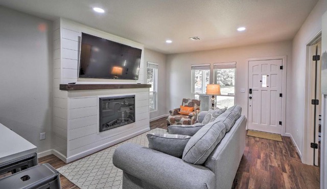 Tulsa Bungalow with Fireplace Less Than 4 Mi to Dtwn!