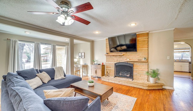 Tulsa Home 5 Mi to Downtown: Groups Welcome!