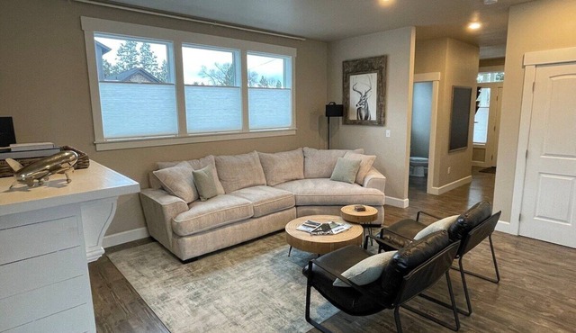 Tumalo Getaway - Gorgeous Home + Outdoor Living