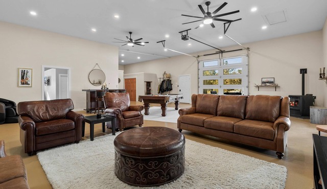 Tumalo Ranch, 3 Acres, Hot Tub, Swimming Pond, Games, Pet-Friendly!