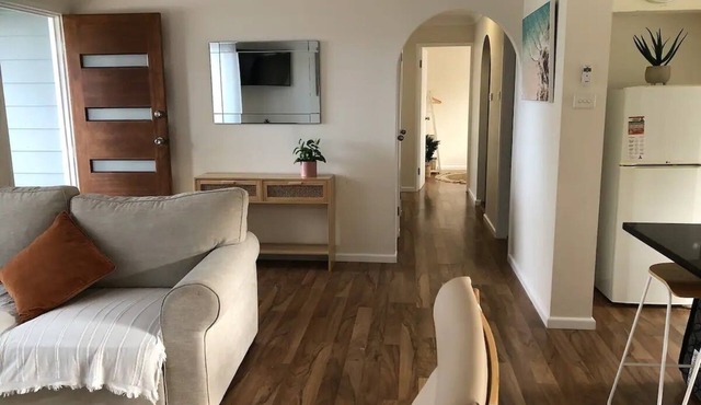 Tumbi Cottage -Cheerful 3 Bedroom Home with Studio