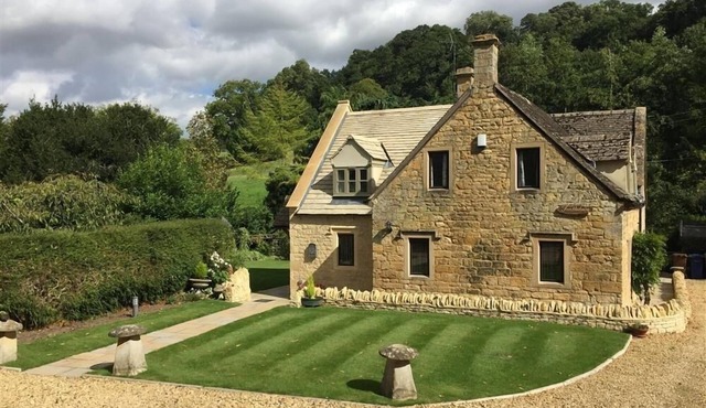 TUMBLEDOWN, family friendly, character holiday cottage in Broadway