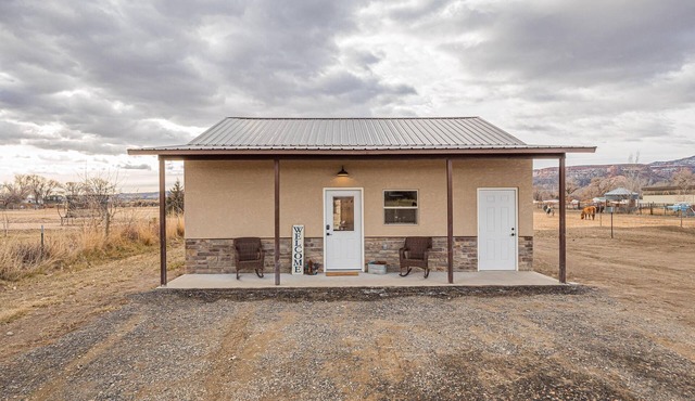 Tumbleweed: Cozy Modern Pet Friendly Retreat