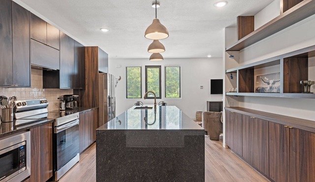 Tumbleweed - Walkable + Dog Park + Balcony + Garage