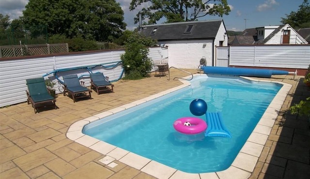 Tumbling Banks - a cottage that sleeps 4 guests in 2 bedrooms