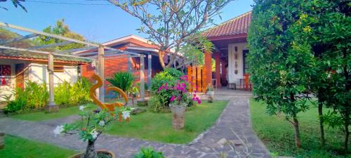 Tunjung guest house lovina beach