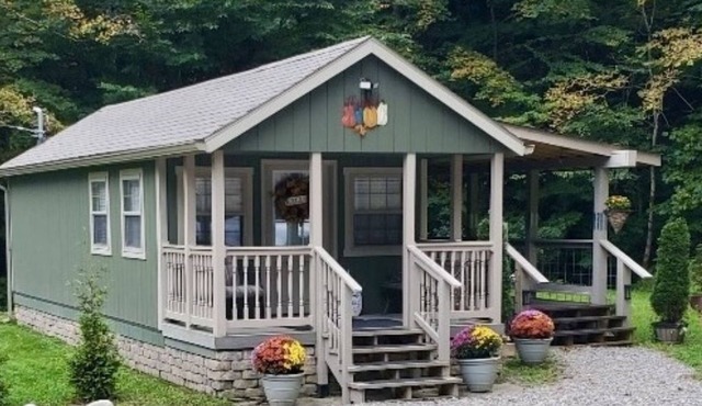 Tunnel Mountain Getaways- Cozy Retreat with Scenic Views!