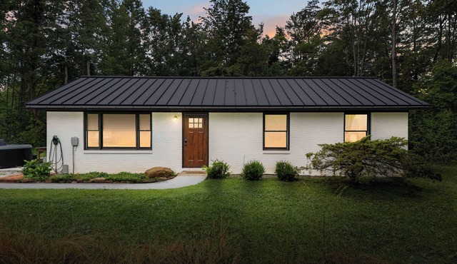 Tupelo Honey Home *EV Charger, Hot Tub, Solar Powered!*