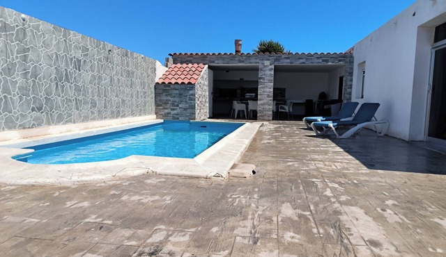 Turisblo villa with pool, 3 large bedrooms, large dining room, kitchen and bathroom.