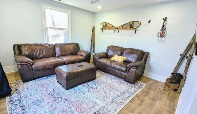 Turn of the Century 3-bedroom Cottage Retreat near Canyons and ski resorts