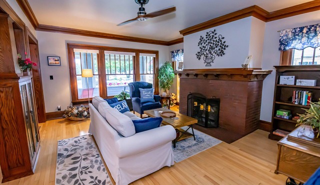 Turn of the Century Craftsman Home minutes to Downtown and the Beach