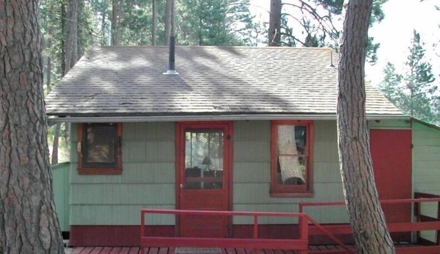 *Turner Bay Chalet* a Charming Rustic Cabin on the Lake!