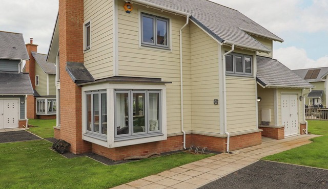 TURNING TIDE, pet friendly, country holiday cottage in Beadnell