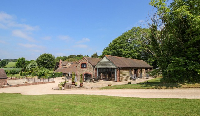 TURNIP HOUSE, pet friendly, luxury holiday cottage in Cardington