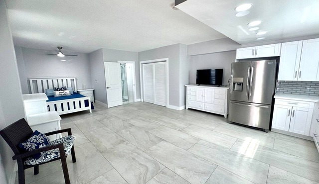 Turnkey Modern Studio in the Upper Keys – Stylish, Bright & Fully Equipped!