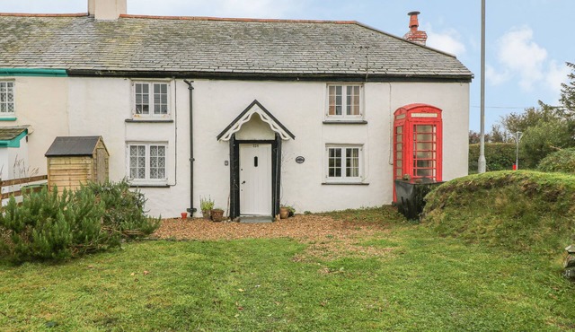 TURNPIKE COTTAGE, pet friendly, with open fire in Woolfardisworthy