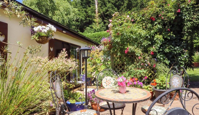 TURNPIKE LODGE, romantic, country holiday cottage in Brixham