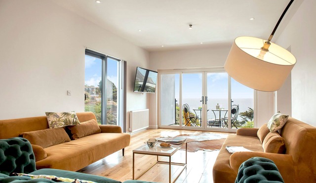 Turnstone - Beach-side House with Terrace Hot Tub & Stunning Views