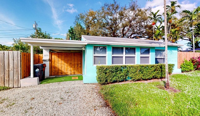 Turquoise charmer with enclosed yard, open layout, & W/D - snowbird-friendly