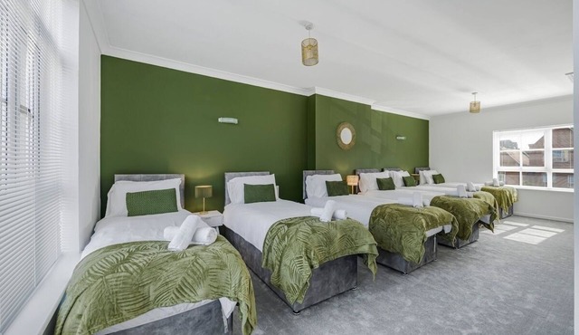 Turret Lane Haven | Home for 9 with Parking for 2