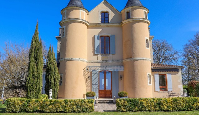 Turreted Petit Château with magnificent views between Bordeaux & Bergerac