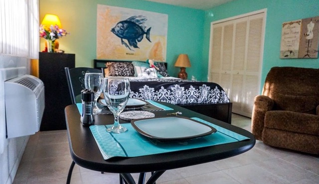 Turtle Cove 1 - Full Furnishings, 6 docks, pool & private beach