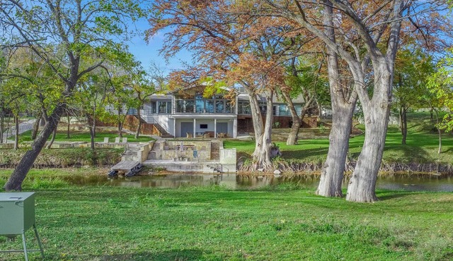 Turtle Creek House, 4 Bedrooms, 5 Bathrooms, only 8 miles south of Kerrville.
