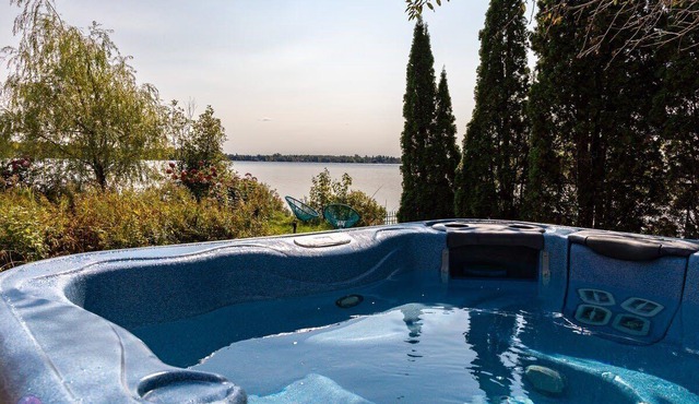 Turtle Lake Chalet | Spa | Waterfront