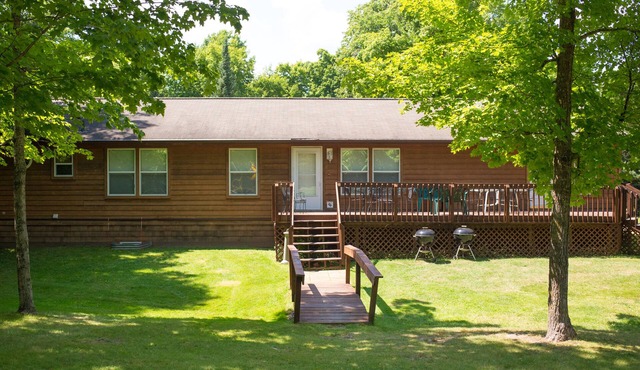 Turtle Lake Retreat: Spacious Seven-Bedroom Home - Your Ultimate Group Getaway!