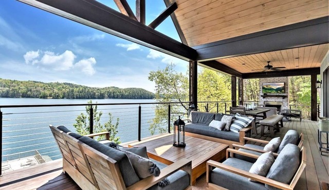 Turtlehead 520: Luxurious 6BR retreat in scenic Salem, SC, perfect for family getaways.