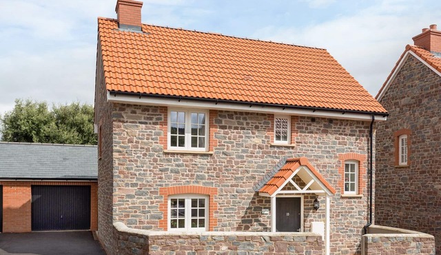 TUS NUA COTTAGE, family friendly, with a garden in Carhampton