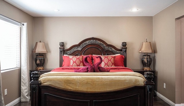 Tuscan Oasis: Elegance with Comfort. King Bed.
