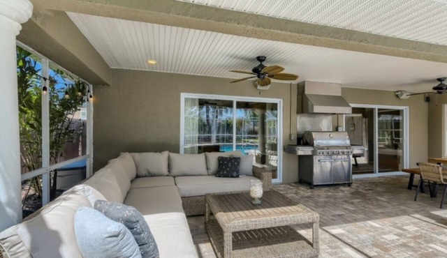Tuscan Villa with a Pristine Pool! Minutes from Redington Beach
