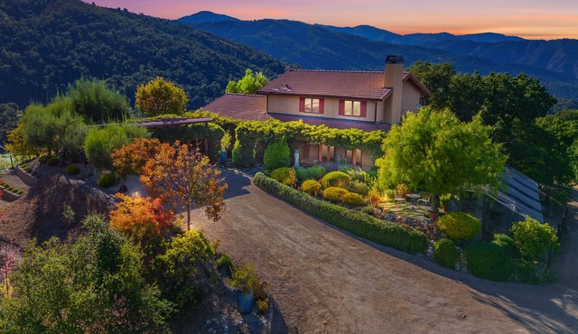 Tuscan Vineyard Retreat with 360 Views and Pool