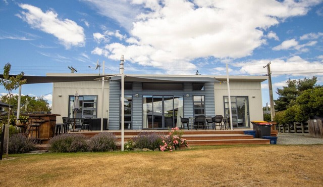 Tussock Retreat - Modern Open Plan, Huge Deck