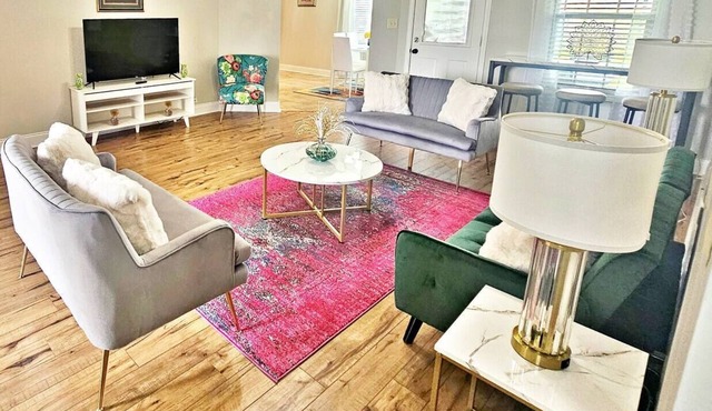 Tv in all Rooms| King Suite|Workspace| Near RAFB