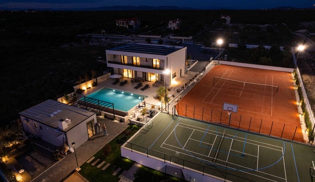 tVilla Freedom with tennis court, infinity pool and sauna