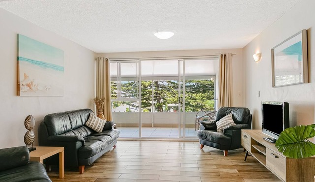 Tweed Paradise Unit 2 Rainbow Bay Beach just a 300m walk, easy walk to clubs and shops Wi-Fi is Inc.