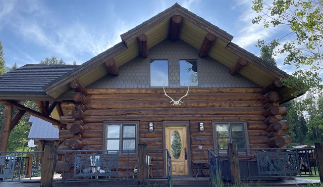 Tweek's Cabin- luxury cabin with yard, fire pit, and hot tub!nn