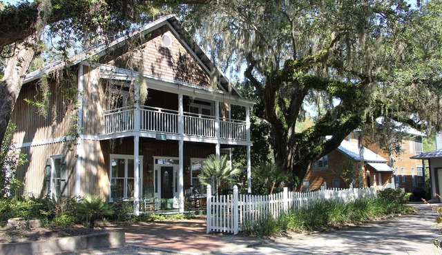 Twelve Oaks in the Landings! Perfect for Entertaining! 4 BR-4BA - Sleeps 12