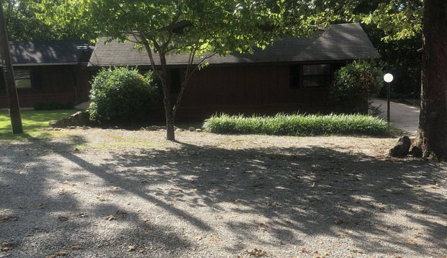 Twelve Oaks Resort - 1/4 mile from Lake Norfork Marina