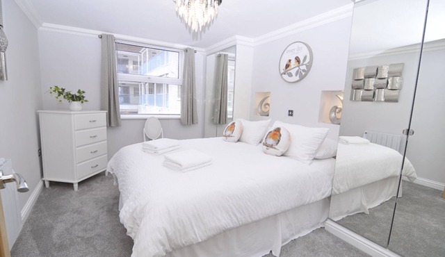 Twenty Three B - apartment sleeping 6 guests over 3 bedrooms